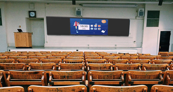 Un tableau noir numérique intelligent monté sur le mur de 86 pouces dédié à l'enseignement en classe