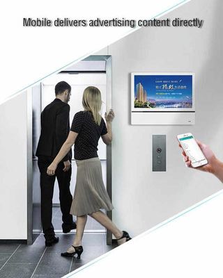 Écran publicitaire numérique monté sur le mur pour l'ascenseur intérieur