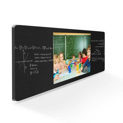 Un professeur qui enseigne le tableau noir numérique.