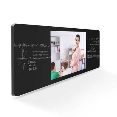 Un professeur qui enseigne le tableau noir numérique.